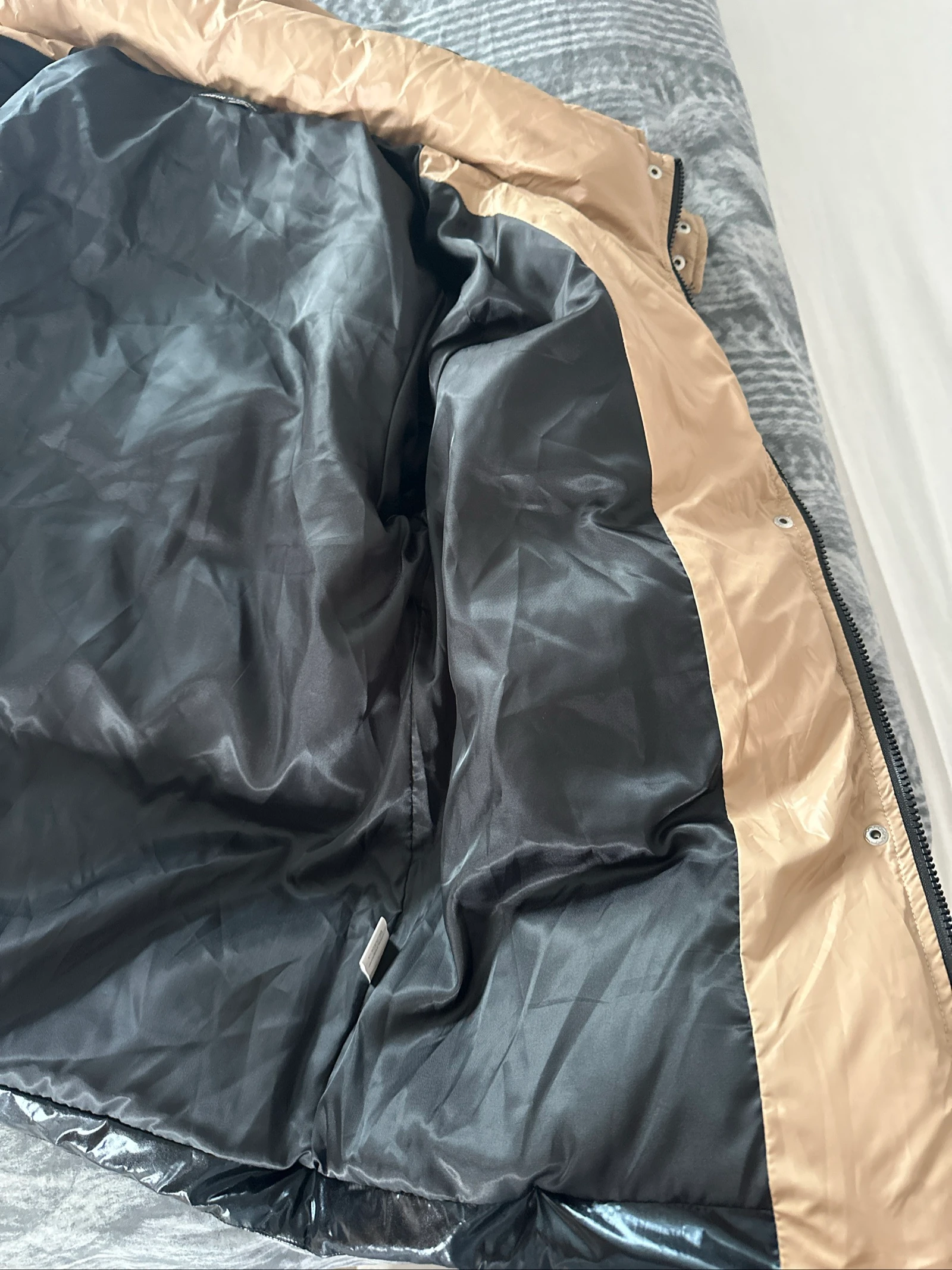 Glanzende zwarte en beige donsjack - Maat L (40/42) – photo 11